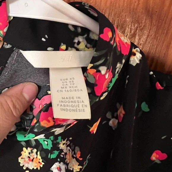 H&M Defined Shoulder Floral Black Women's Blouse XS - Picture 5 of 5